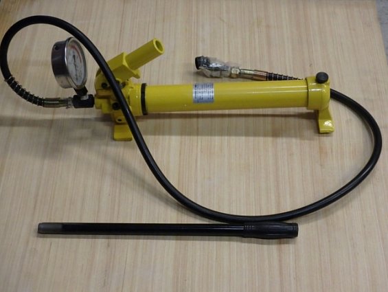 Гидравлический ручной насос с манометром CP-700 700bar 0.9L