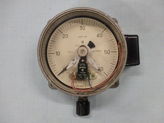 Манометр электроконтактный ЭКМ-1У 0-60kgf/cm2 220VDC 50Hz 1A IP40 1989г.в. ГОСТ13717-84