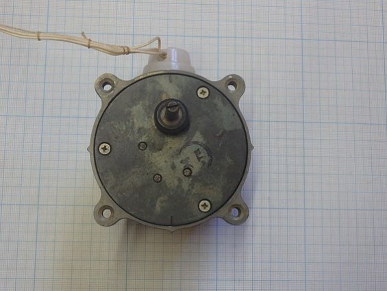 ЭЛЕКТРОДВИГАТЕЛЬ АСИНХРОННЫЙ тип Д-219П1 n=5min-1 Uв/Uн=127/12V 50Hz 12VA ЭРГО 1985