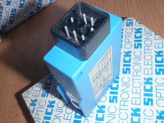 Датчик фотоэлектрический SICK WL27-F710 1009589 ПОДАВЛЕНИЕ ЗАДНЕГО ФОНА 10-30VDC