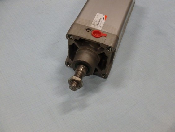 Пневмоцилиндр CAMOZZI 61M2P100A0200 давление Pmax=10bar диаметр поршня штока Ф100мм