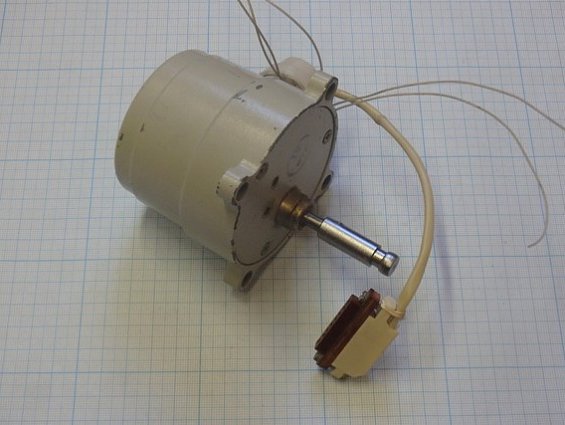 ЭЛЕКТРОДВИГАТЕЛЬ АСИНХРОННЫЙ тип Д-32П1 n=72min-1 Uе/Uн=127/12V 50Hz 12VA