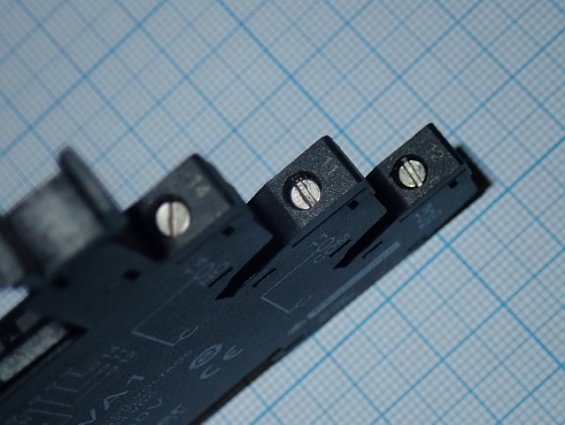 Розетка Schneider Electric RSLZVA1 бывшая в употреблении ПОЧТИ НОВАЯ