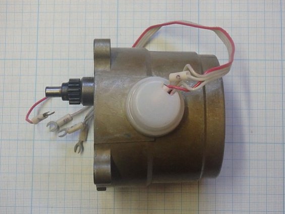 ЭЛЕКТРОДВИГАТЕЛЬ АСИНХРОННЫЙ тип Д-32П1 n=72min-1 Uв/Uн=127/12V 50Hz 12VA