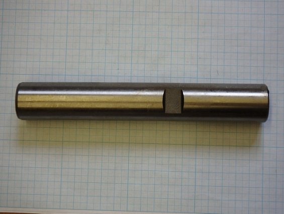 Шкворень передней подвески МВ025390