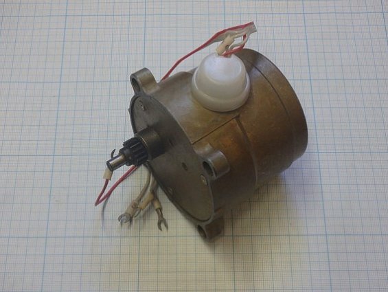 ЭЛЕКТРОДВИГАТЕЛЬ АСИНХРОННЫЙ тип Д-32П1 n=72min-1 Uв/Uн=127/12V 50Hz 12VA