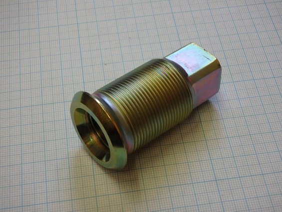 Гайка футорочная 3719123 OEMC806006 FUSO заднего правого колеса под балонный ключ квадрат 21мм.