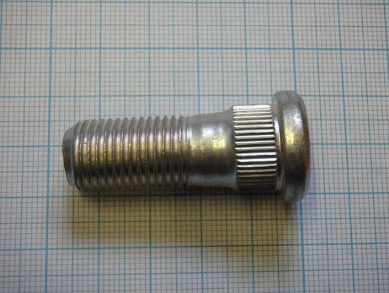 Шпилька 8-97126487-1 8-94336-622-0 ISUZU WHELL FRT AXL M14x1,5 L левая