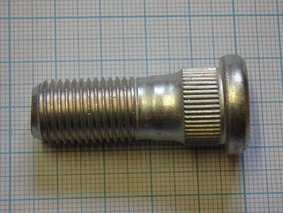Шпилька 8-97126486-1 8-94336-621-0 ISUZU WHELL FRT AXL M14x1,5 L правая передней и задней ступицы