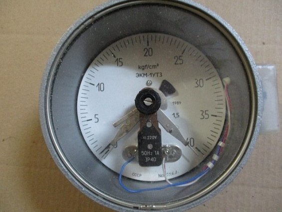 Манометр электроконтактный ЭКМ-1УТ3 0-40kgf/cm2 220VDC 50Hz 1A IP40 1989г.в. ГОСТ13717-84