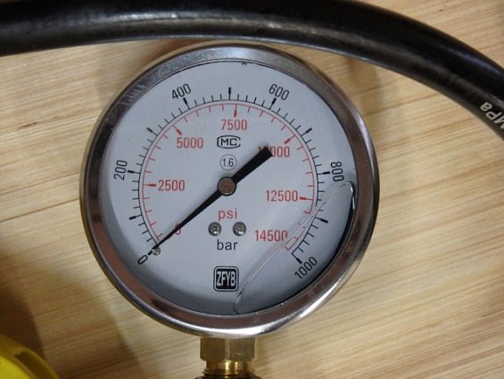 Гидравлический ручной насос с манометром HHB-700B 700bar 0.9L