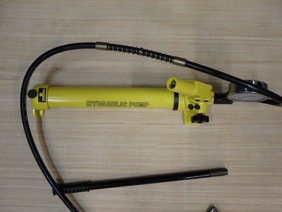 Гидравлический ручной насос с манометром HHB-700B 700bar 0.9L
