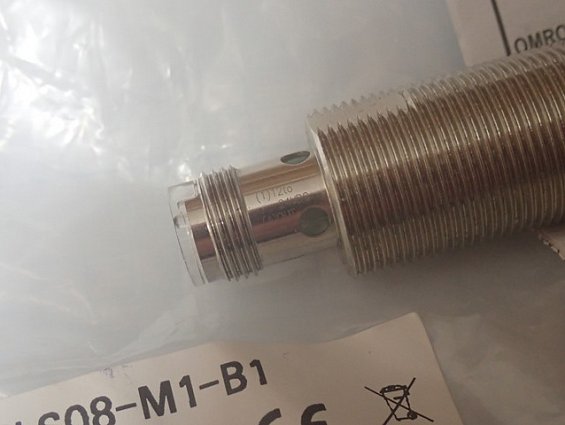 Индуктивный датчик Omron E2A-M18LS08-M1-B1 без крепежных гаек M18