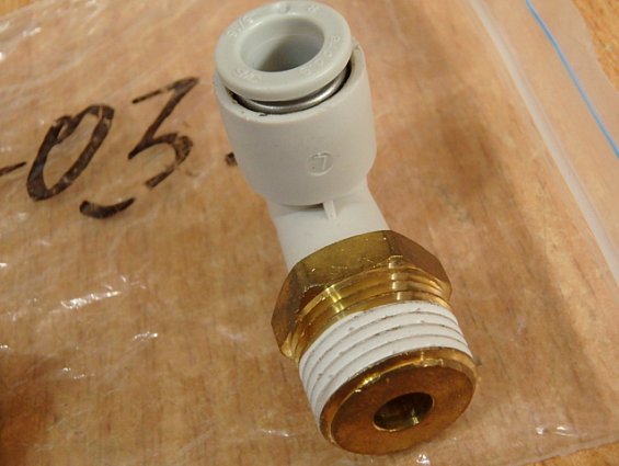 Соединение быстроразъемное угловое smc kQ2L08-03s r3/8"-8.0mm угловой штекер фитинг Соединение быстроразъемное угловое smc kQ2L08-03s r3/8"-8.0mm угловой штекер фитинг