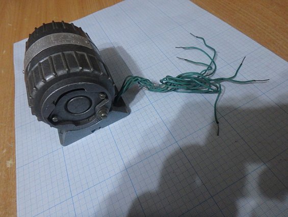 Электродвигатель ТИП АВЕ-041-4МУ3 50Hz 220V 16W1300ОБ/МИН ТУ16-510.326-75 1982г вес-1.4кг