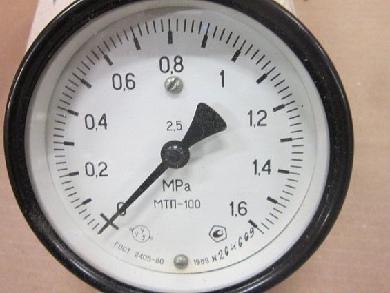 Манометр МТП-100 0-1.6MPa IP40 ГОСТ2405-80 класс точности 2.5 диаметр Ф100мм штуцер М20х1.5 1989г.в