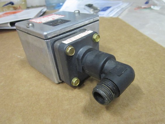 Датчик реле давления e1hh90p6pls e1h-h90-p6-pls 0.21...6bar BARKSDALE-PRESSURE SWITCH 3-90/PSI 10/10