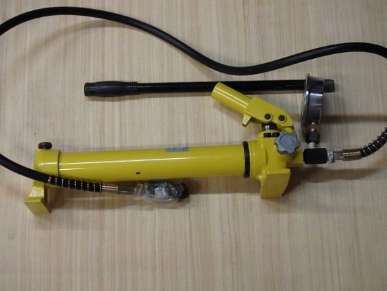 Гидравлический ручной насос с манометром CP-700 700bar 0.9L