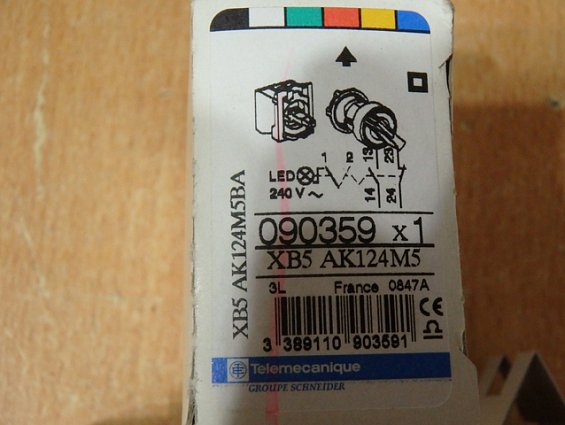 Переключатель Schneider Electric xb5ak124m5 22мм 230-240В красный с подсветкой made in France