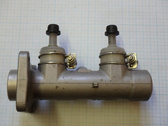 Главный тормозной цилиндр TOKICO JPAN автомобиля ISUZU ELF шасси NKR55E NHR55E 8-94315-315-1