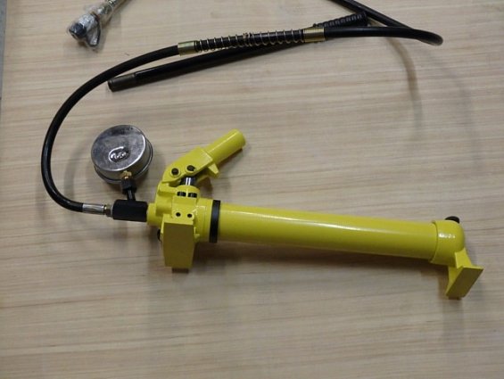 Гидравлический ручной насос с манометром HHB-700B 700bar 0.9L