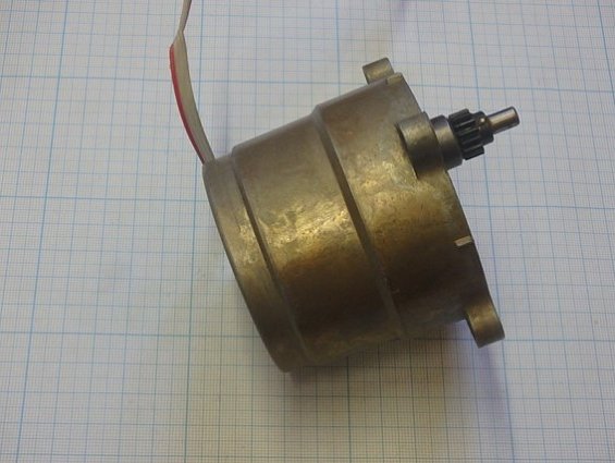 ЭЛЕКТРОДВИГАТЕЛЬ АСИНХРОННЫЙ тип Д-32П1 n=72min-1 Uв/Uн=127/12V 50Hz 12VA